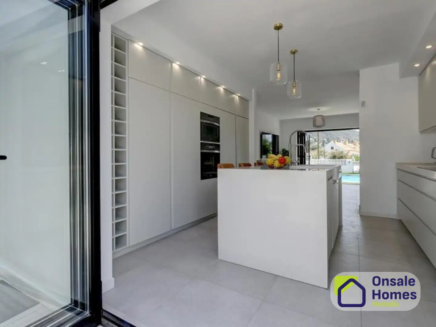 Cuina de Casa o xalet en venda en Marbella amb Aire condicionat, Jardí privat i Terrassa