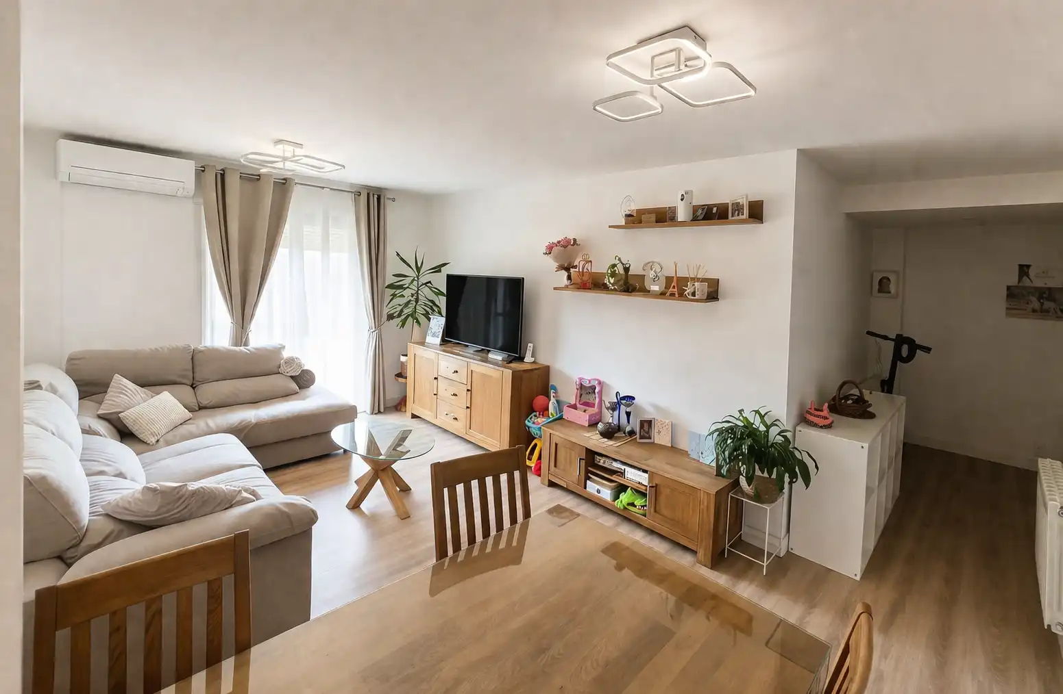 Living room of Flat for sale in Girona  with Air Conditioner, Heating and Terrace