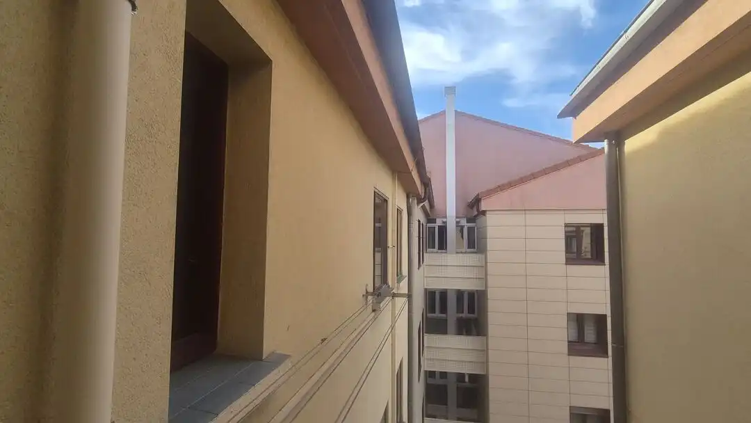 Außenansicht von Wohnung zum Verkauf in  Pamplona / Iruña mit Heizung, Terrasse und Abstellraum