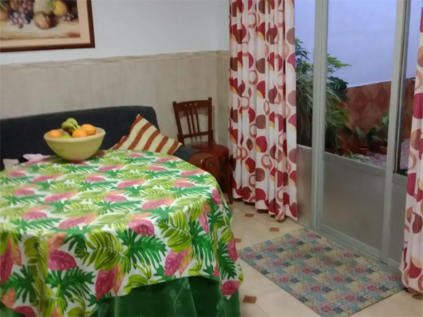 Sala d'estar de Casa adosada en venda en Monterrubio de la Serena amb Jardí privat, Moblat i Forn
