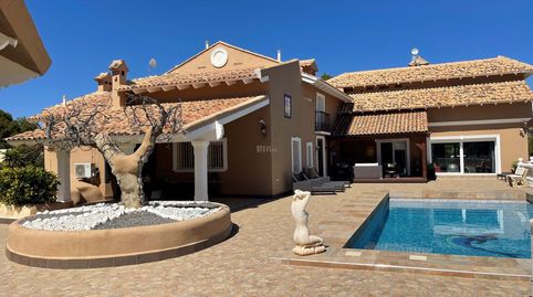 1 Real Estate se complace en presentar esta exclusiva villa ubicada en La Nucia. La propiedad ha sido completamente renovada al má