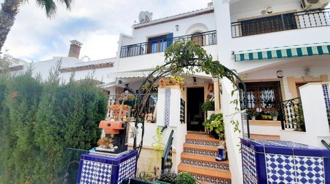 Situada en Pau 8 y a pocos pasos de Villamartín Plaza, esta casa adosada orientada al sureste ofrece hermosas vistas comunitarias