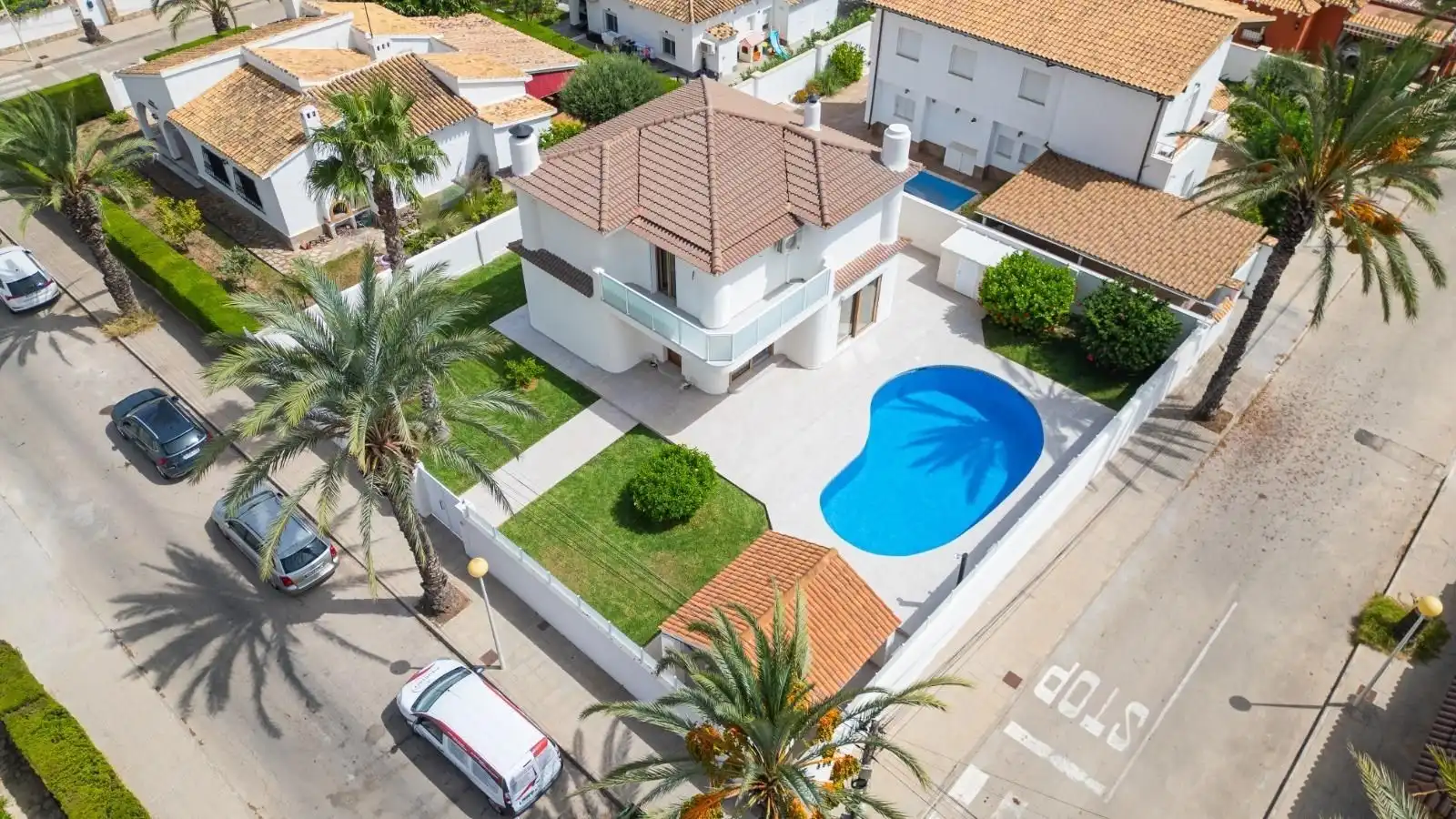Vista exterior de Casa o xalet en venda en Orihuela amb Jardí privat, Terrassa i Piscina