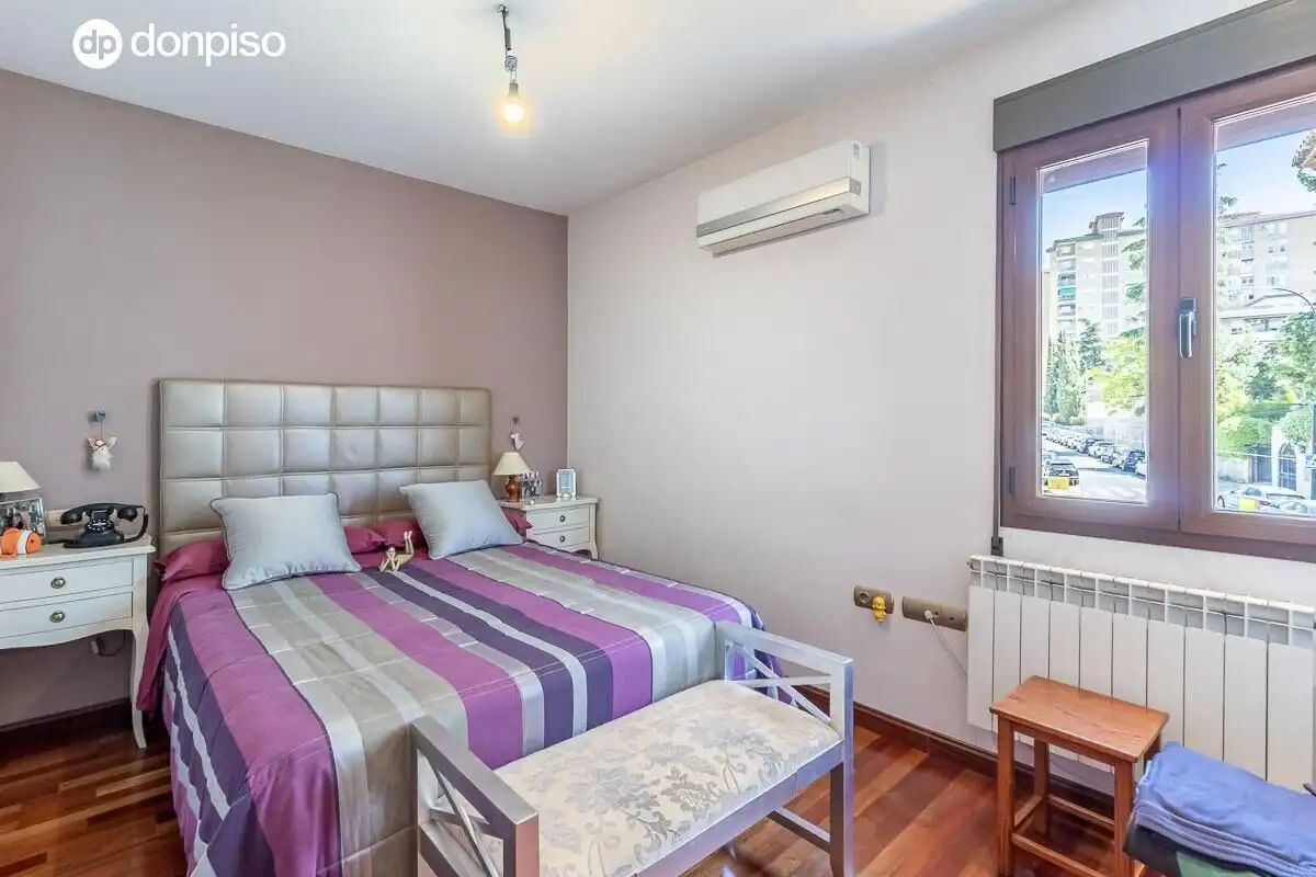 Habitación de Casa o chalet en venta en Granada con Aire acondicionado, Calefacción y Jardín privado