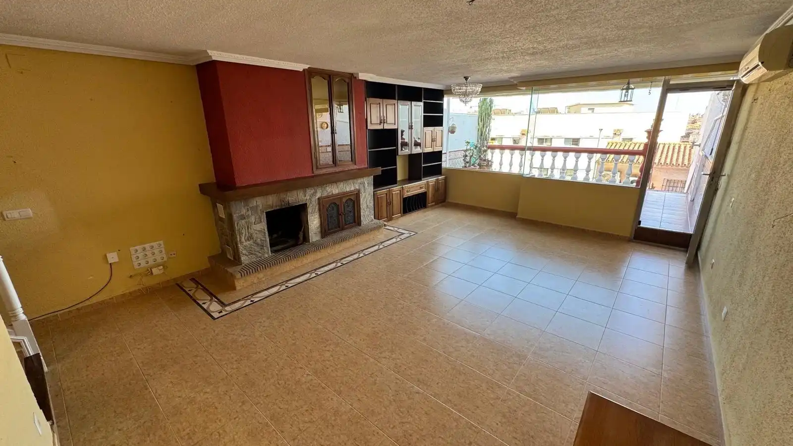Sala d'estar de Casa adosada en venda en Rincón de la Victoria amb Aire condicionat, Terrassa i Traster