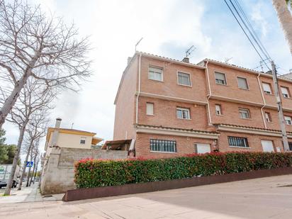 Vista exterior de Casa adosada en venda en Constantí amb Aire condicionat, Calefacció i Jardí privat