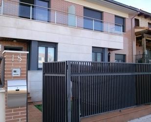 Exterior view of Single-family semi-detached to rent in Laguna de Duero  with Heating, Storage room and Balcony
