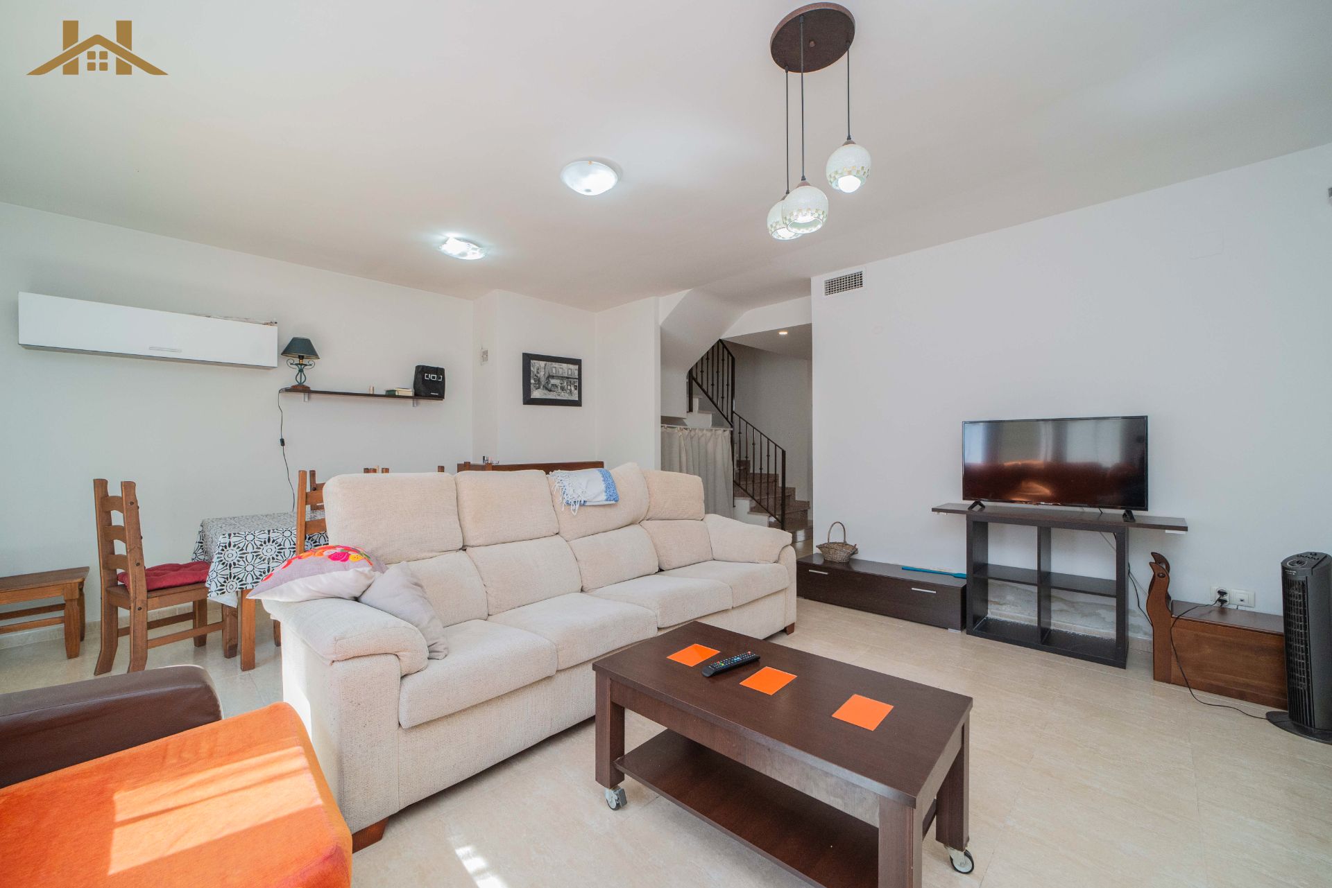 Sala d'estar de Casa adosada en venda en Cadalso de los Vidrios amb Aire condicionat, Calefacció i Jardí privat