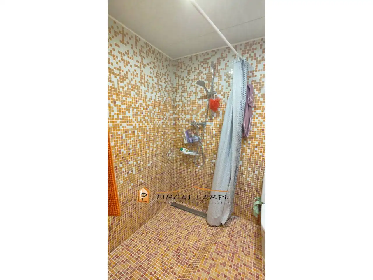 Badezimmer von Wohnung zum Verkauf in Gelida mit Klimaanlage, Heizung und Parkett