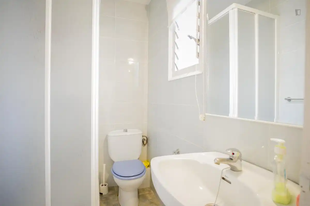 Baño de Apartamento para compartir en L'Hospitalet de Llobregat con Amueblado, Horno y Lavadora