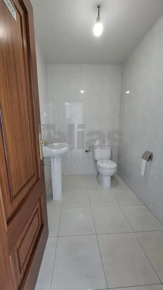 Badezimmer von Fabrikhallen zur Miete in Zas