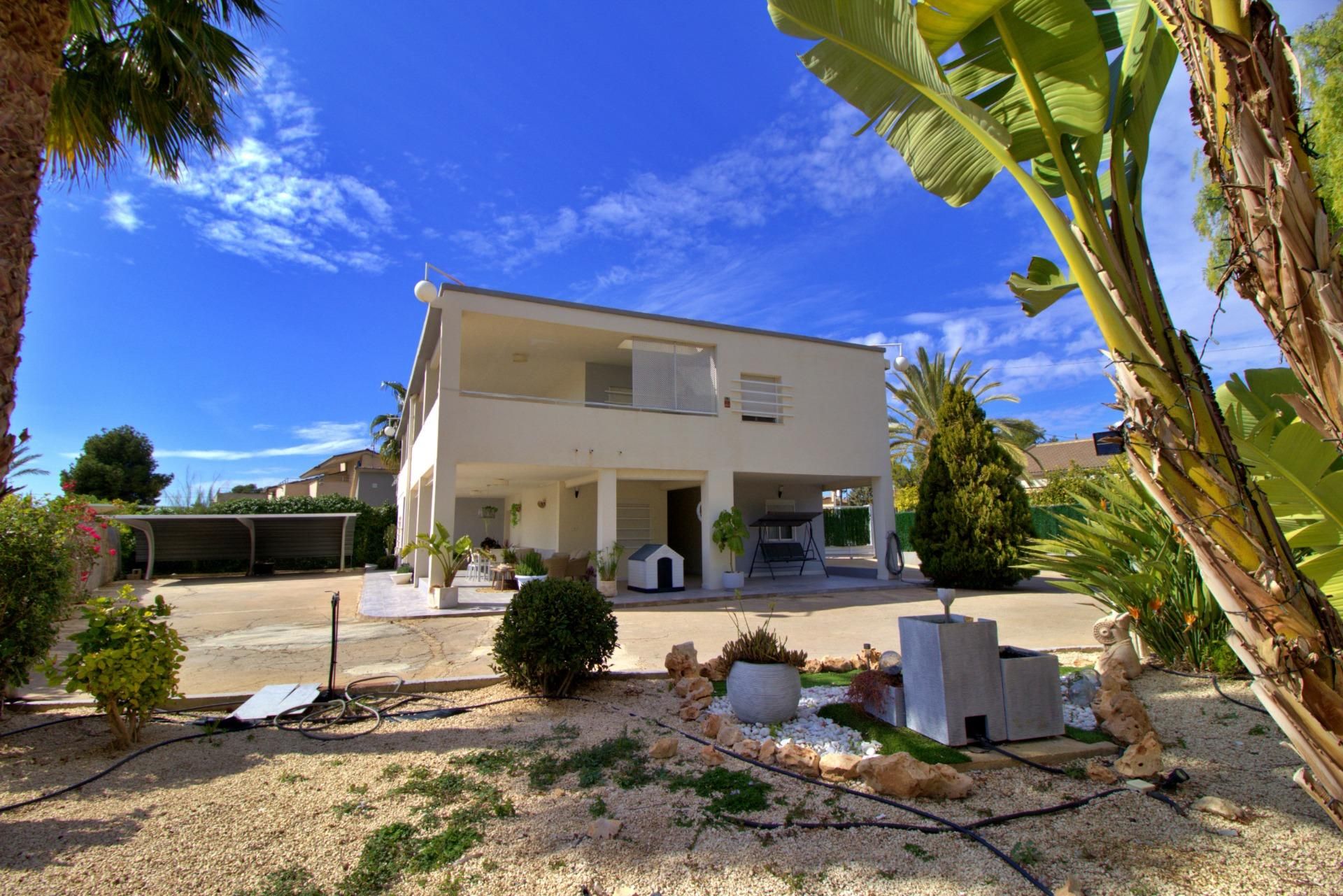 Vista exterior de Casa o xalet en venda en Elche / Elx amb Aire condicionat, Jardí privat i Alarma