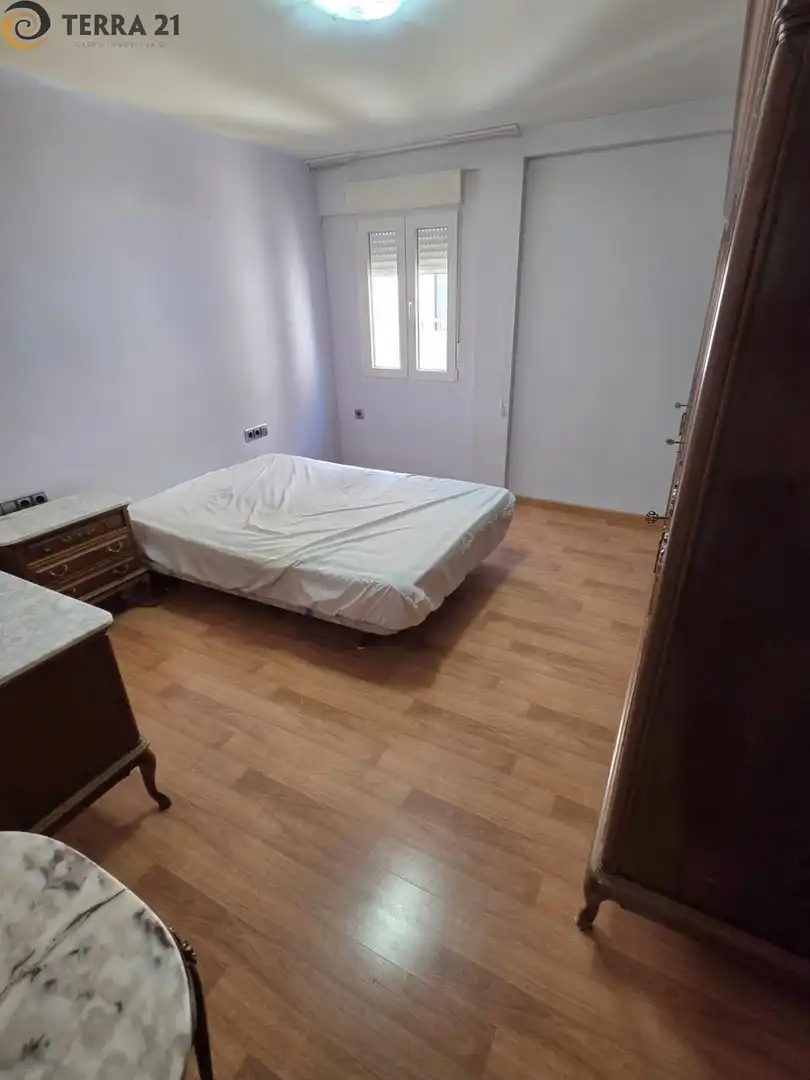 Dormitori de Pis de lloguer en Jaén amb Aire condicionat, Terrassa i Moblat