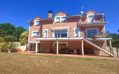 Vista exterior de Casa o xalet en venda en Torrelodones amb Terrassa i Piscina