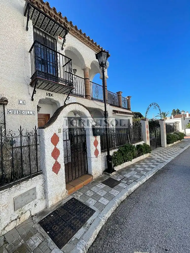 Vista exterior de Casa o xalet en venda en Vélez-Málaga amb Aire condicionat, Calefacció i Terrassa