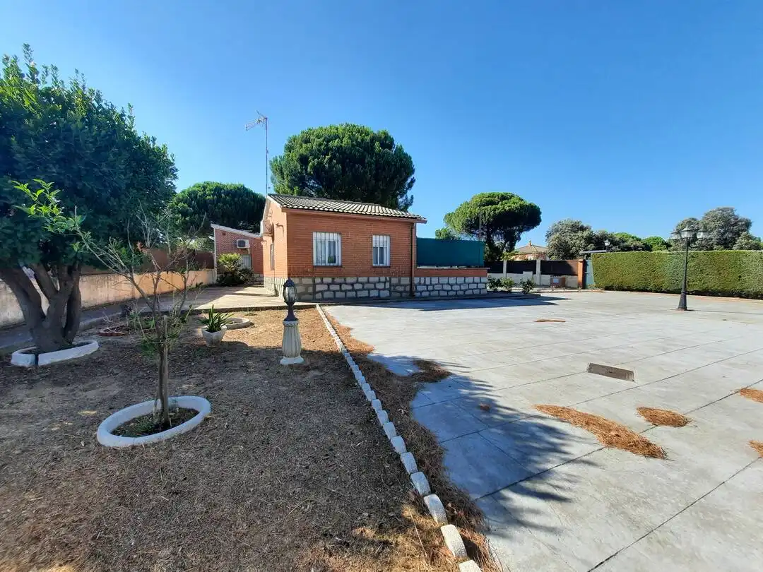 Vista exterior de Casa o xalet en venda en Escalona amb Aire condicionat, Calefacció i Jardí privat