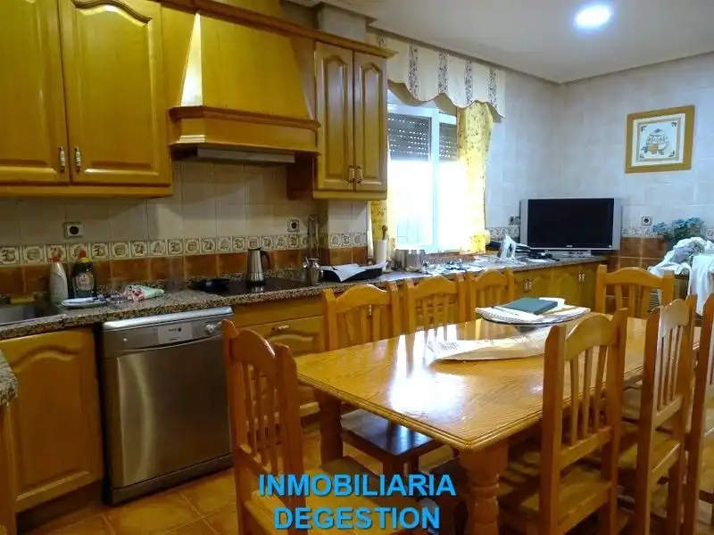 Cuina de Casa o xalet en venda en Linares amb Aire condicionat, Calefacció i Jardí privat