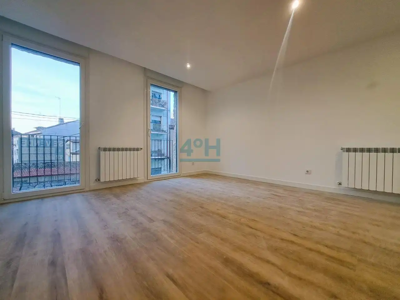 Sala d'estar de Pis en venda en Ourense Capital  amb Calefacció i Balcó