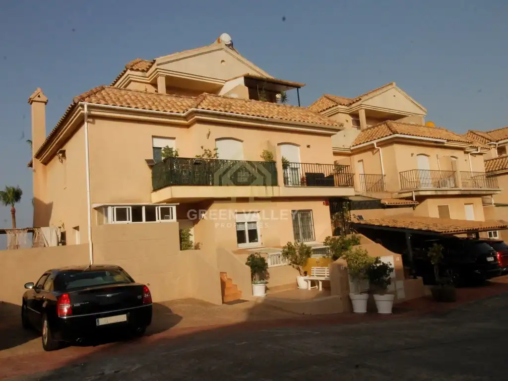Vista exterior de Casa adosada en venda en La Alcaidesa amb Aire condicionat, Calefacció i Jardí privat