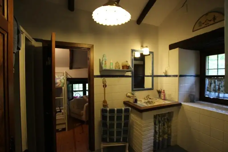 Baño de Casa o chalet en venta en Los Tojos  con Calefacción y Jardín privado