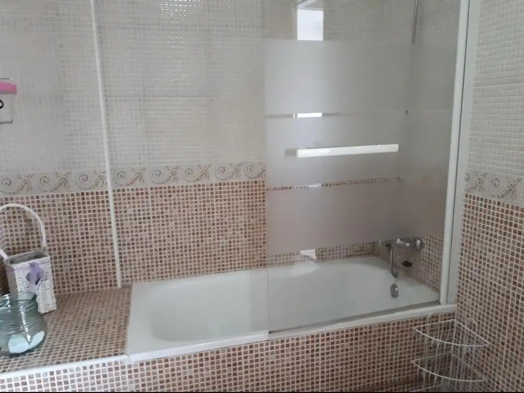 Bany de Apartament de lloguer en Torrevieja amb Aire condicionat, Calefacció i Piscina