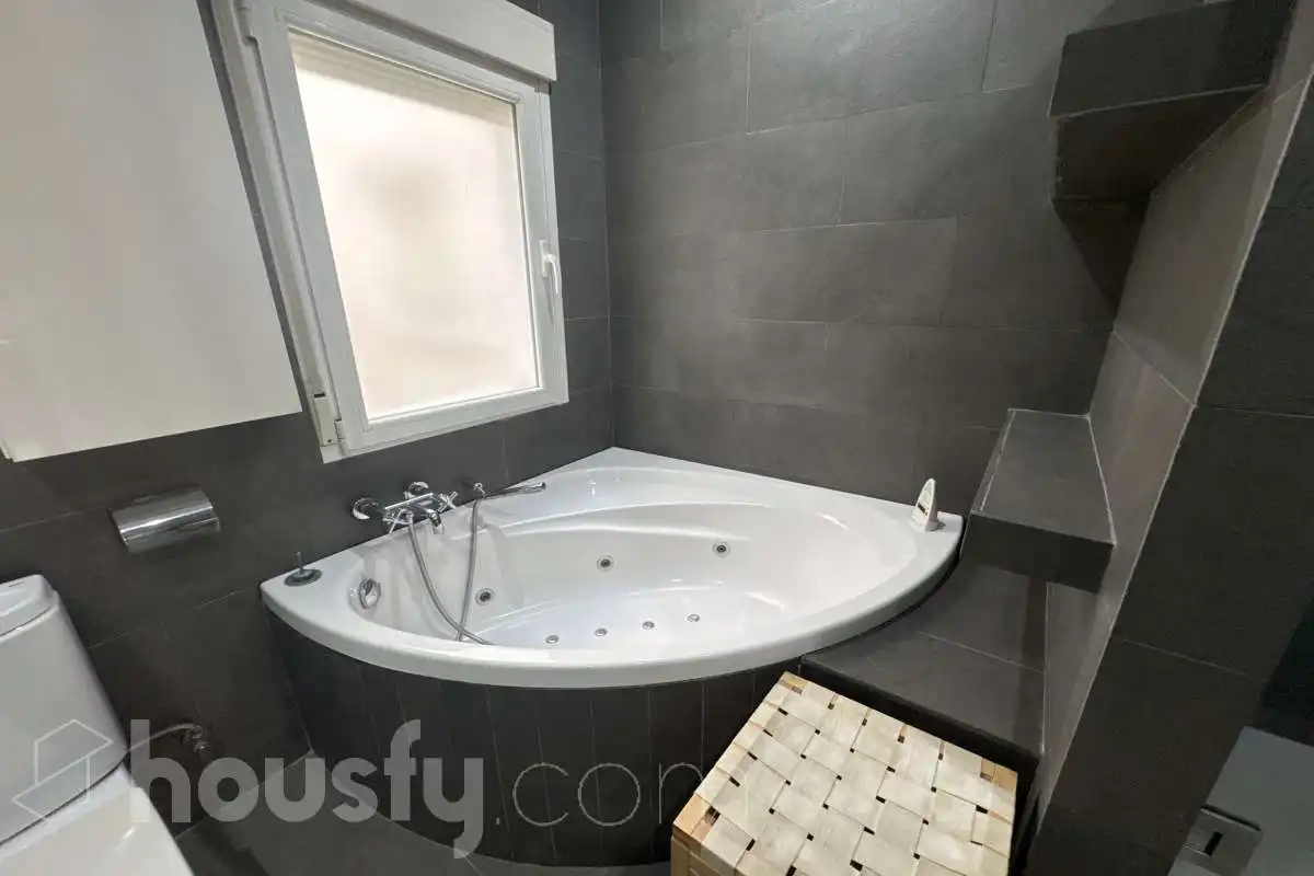 Bathroom of Flat for rent in Madrid  with Air Conditioner, Heating and Parquet flooring