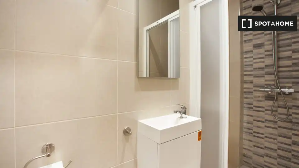 Badezimmer von Wohnung zur Miete in Barcelona mit Klimaanlage, Heizung und Möbliert