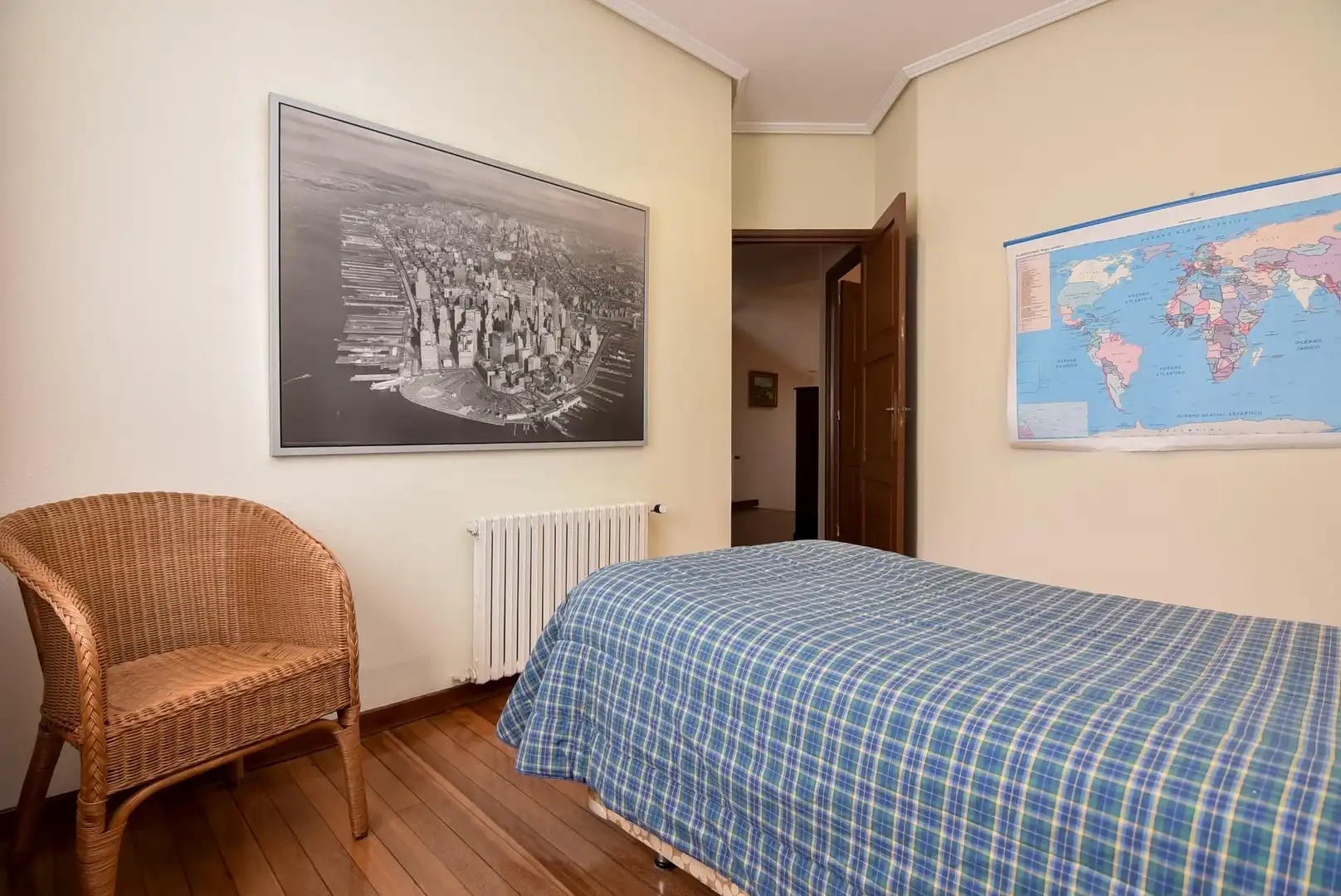 Dormitori de Casa o xalet en venda en A Coruña Capital  amb Calefacció, Jardí privat i Parquet