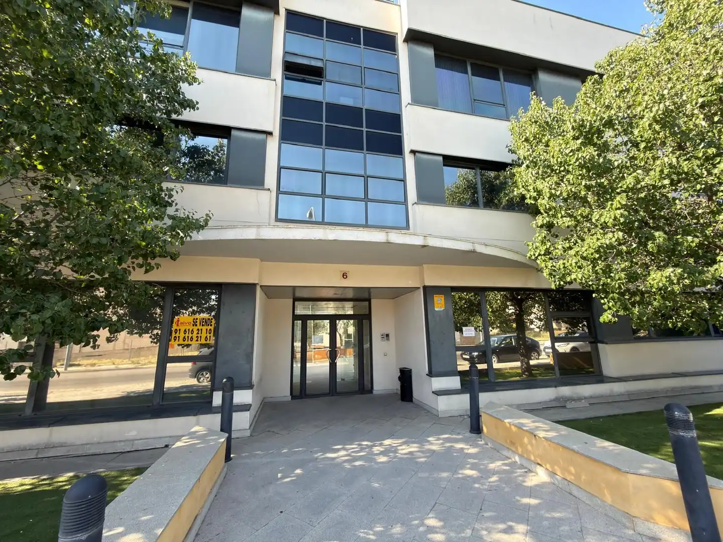 Exterior view of Office for rent in Villaviciosa de Odón  with Air Conditioner