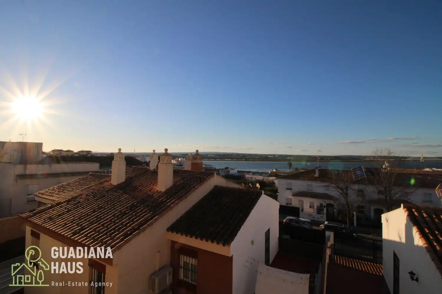 Vista exterior de Casa adosada en venda en Ayamonte amb Terrassa i Traster