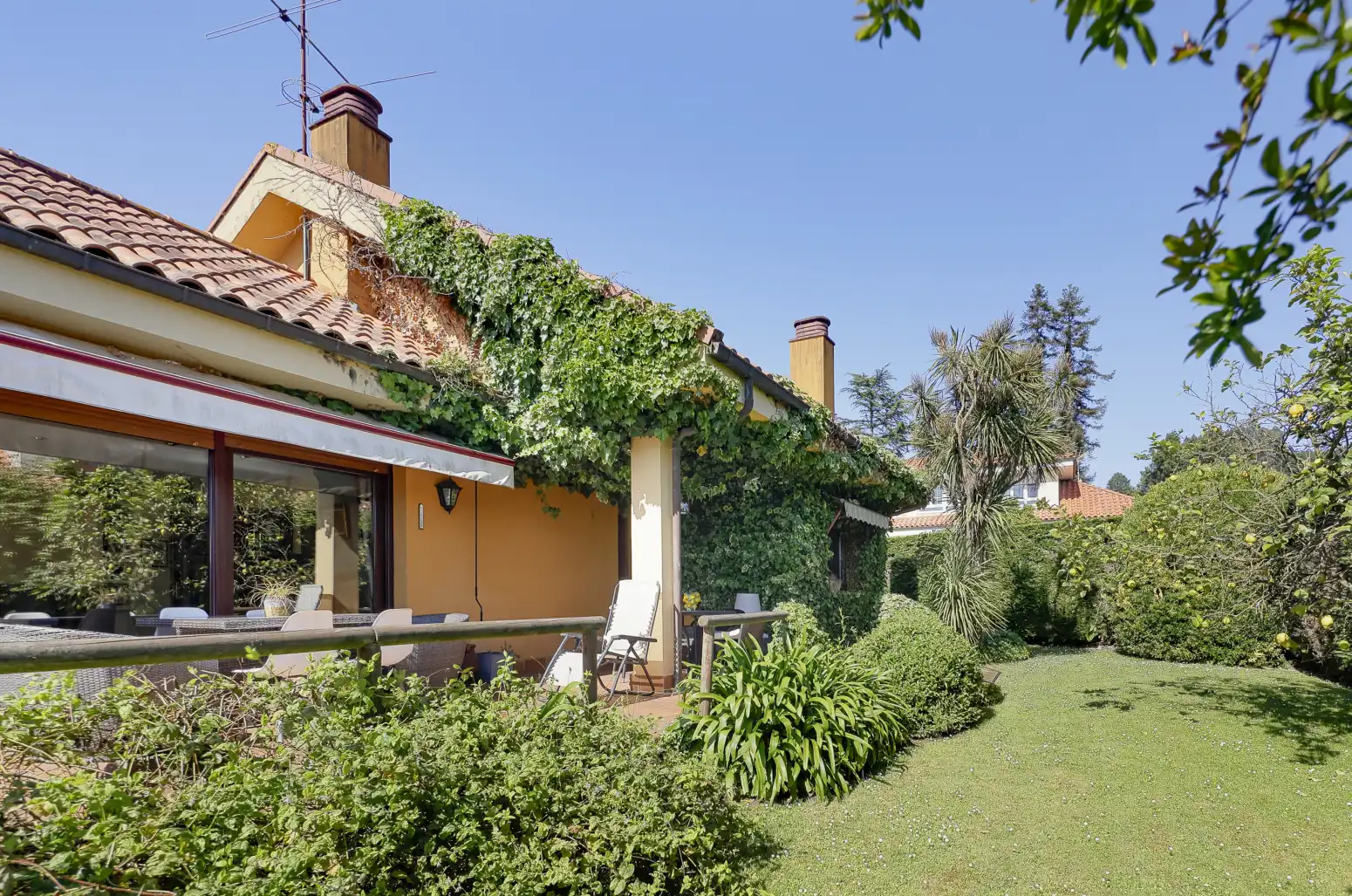 Jardí de Casa o xalet en venda en Gijón  amb Calefacció, Terrassa i Traster