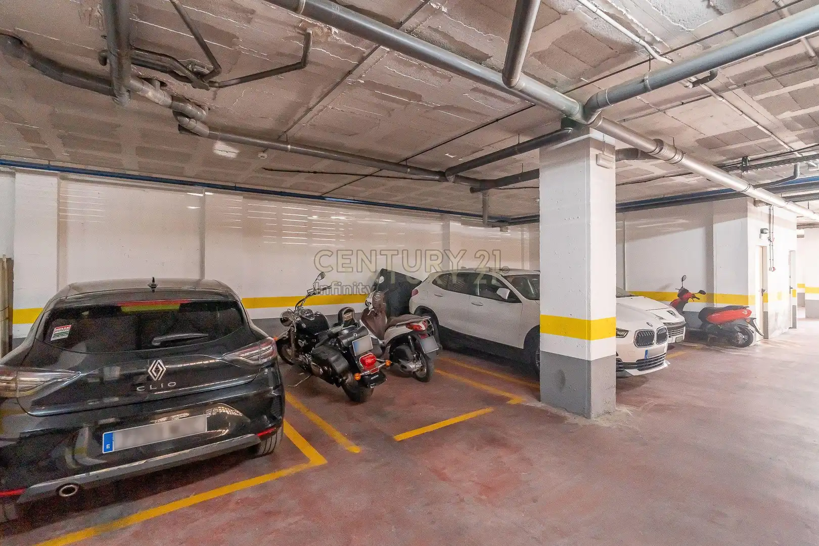 Parking de Apartamento en venta en Estepona con Jardín privado, Horno y Piscina comunitaria