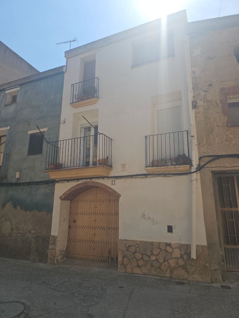 Exterior view of Single-family semi-detached for sale in La Granja d'Escarp  with Air Conditioner, Heating and Terrace