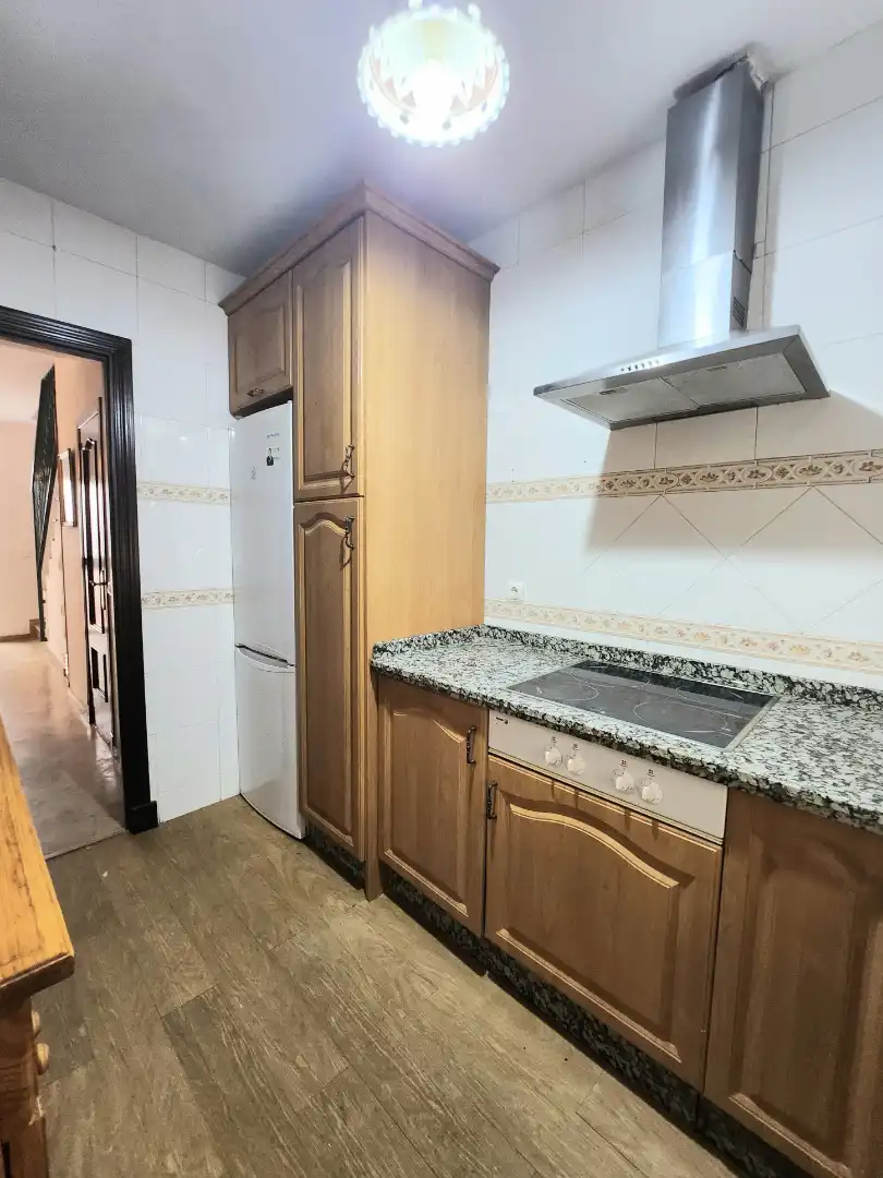 Küche von Einfamilien-Reihenhaus zum Verkauf in Alcalá de Guadaira mit Klimaanlage, Terrasse und Abstellraum
