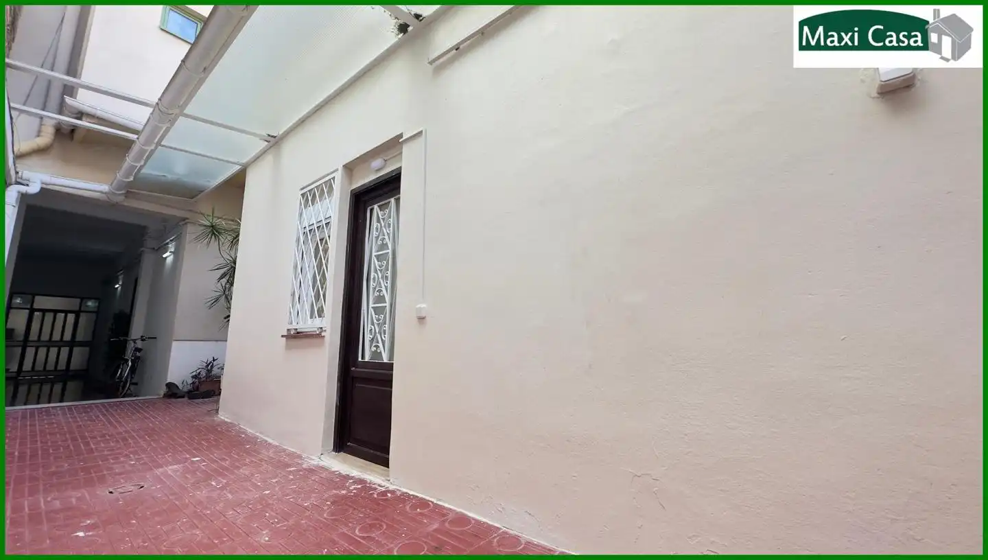 Vista exterior de Planta baja en venta en Barcelona con Aire acondicionado y Calefacción