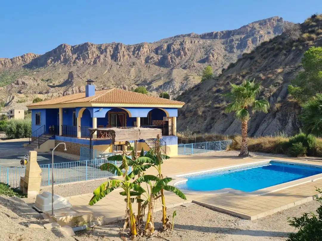Villa con giardino in vendita a Paraje Saque y Navela 1