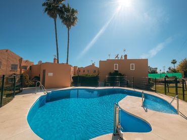 Reihenhaus mit Pool zum Verkauf in Avenida de las Golondrinas 1