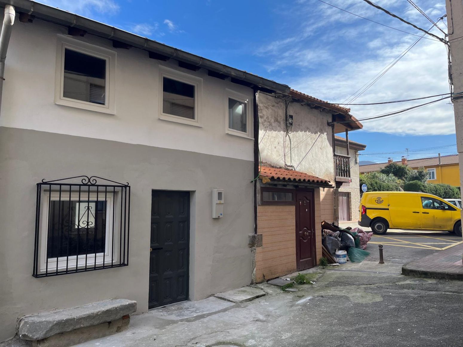 Außenansicht von Einfamilien-Reihenhaus zum Verkauf in Los Corrales de Buelna 