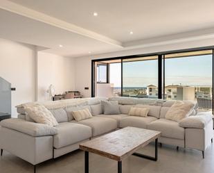Sala d'estar de Dúplex en venda en Estepona amb Aire condicionat, Terrassa i Moblat