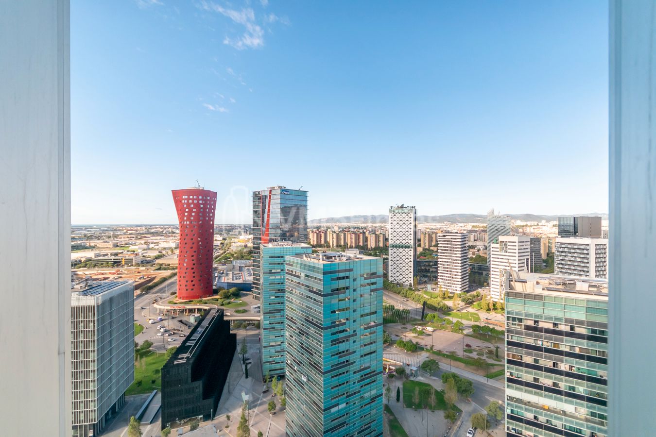 Vista exterior de Oficina de lloguer en L'Hospitalet de Llobregat amb Aire condicionat, Calefacció i Alarma