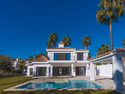 Vista exterior de Casa o xalet en venda en Marbella amb Aire condicionat, Terrassa i Piscina