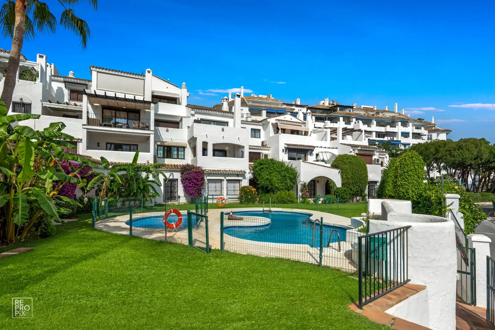 Vista exterior de Àtic en venda en Nueva Andalucía