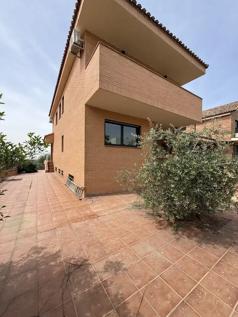 Vista exterior de Casa o xalet en venda en Villaviciosa de Odón amb Aire condicionat, Piscina i Balcó