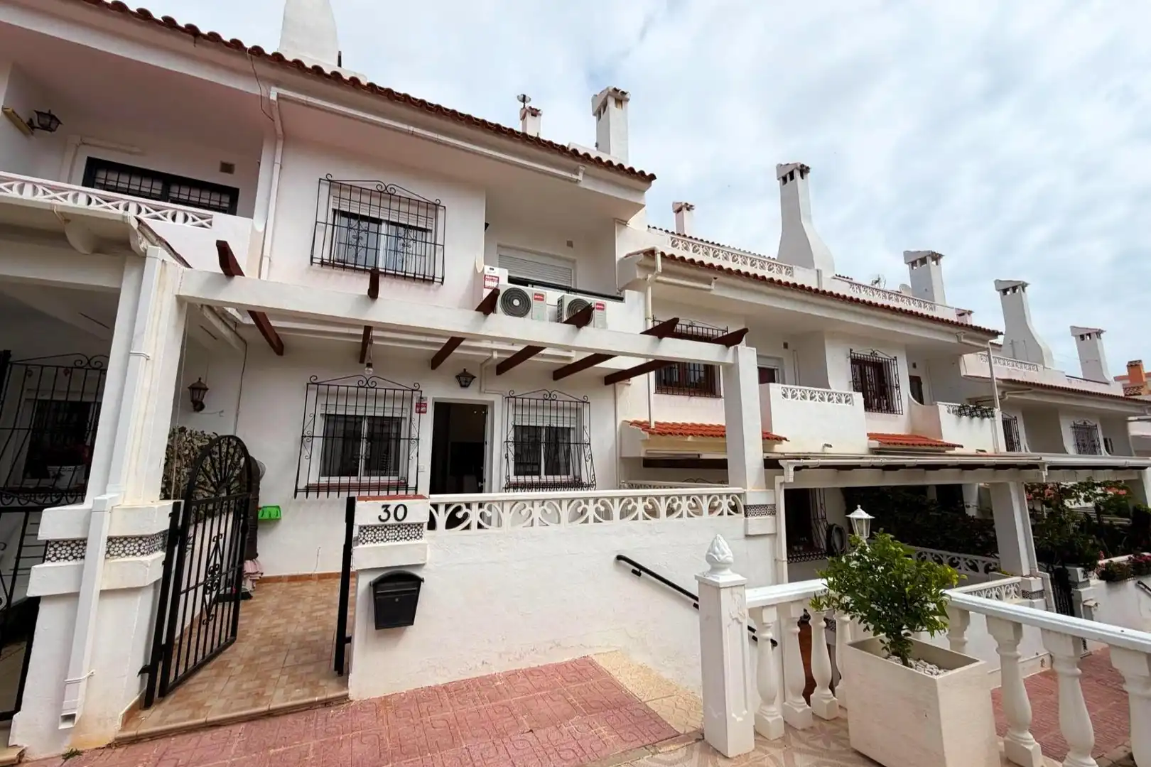 Außenansicht von Einfamilien-Reihenhaus zum Verkauf in Torrevieja mit Klimaanlage, Heizung und Terrasse
