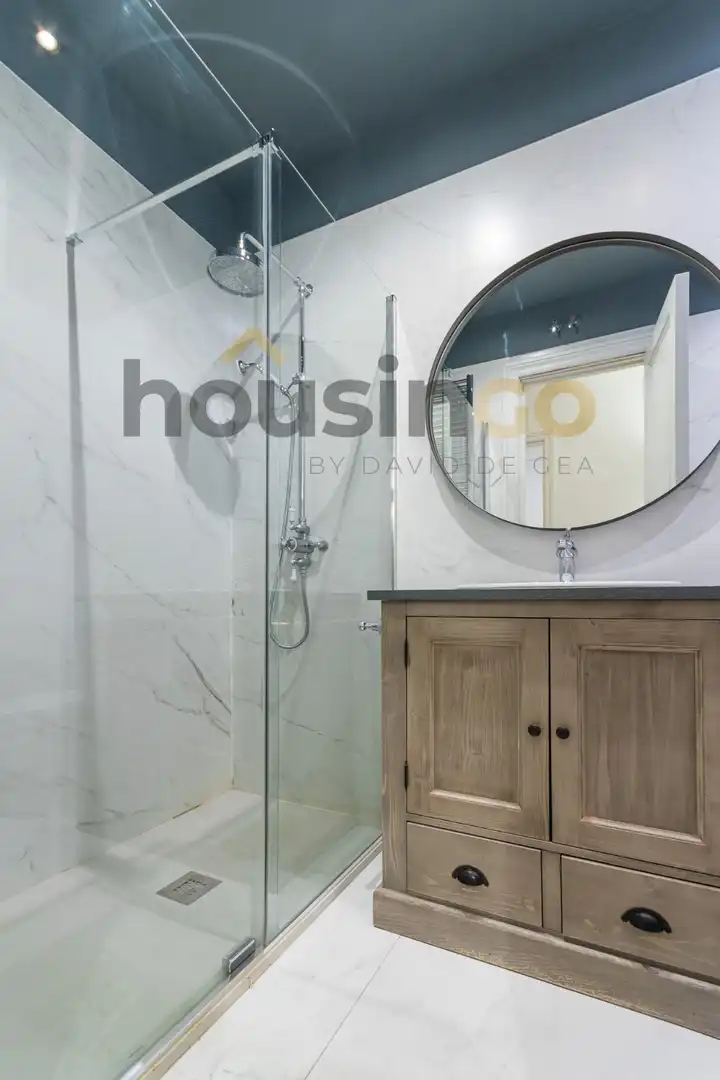 Bathroom of Flat for rent in Madrid  with Air Conditioner, Heating and Terrace