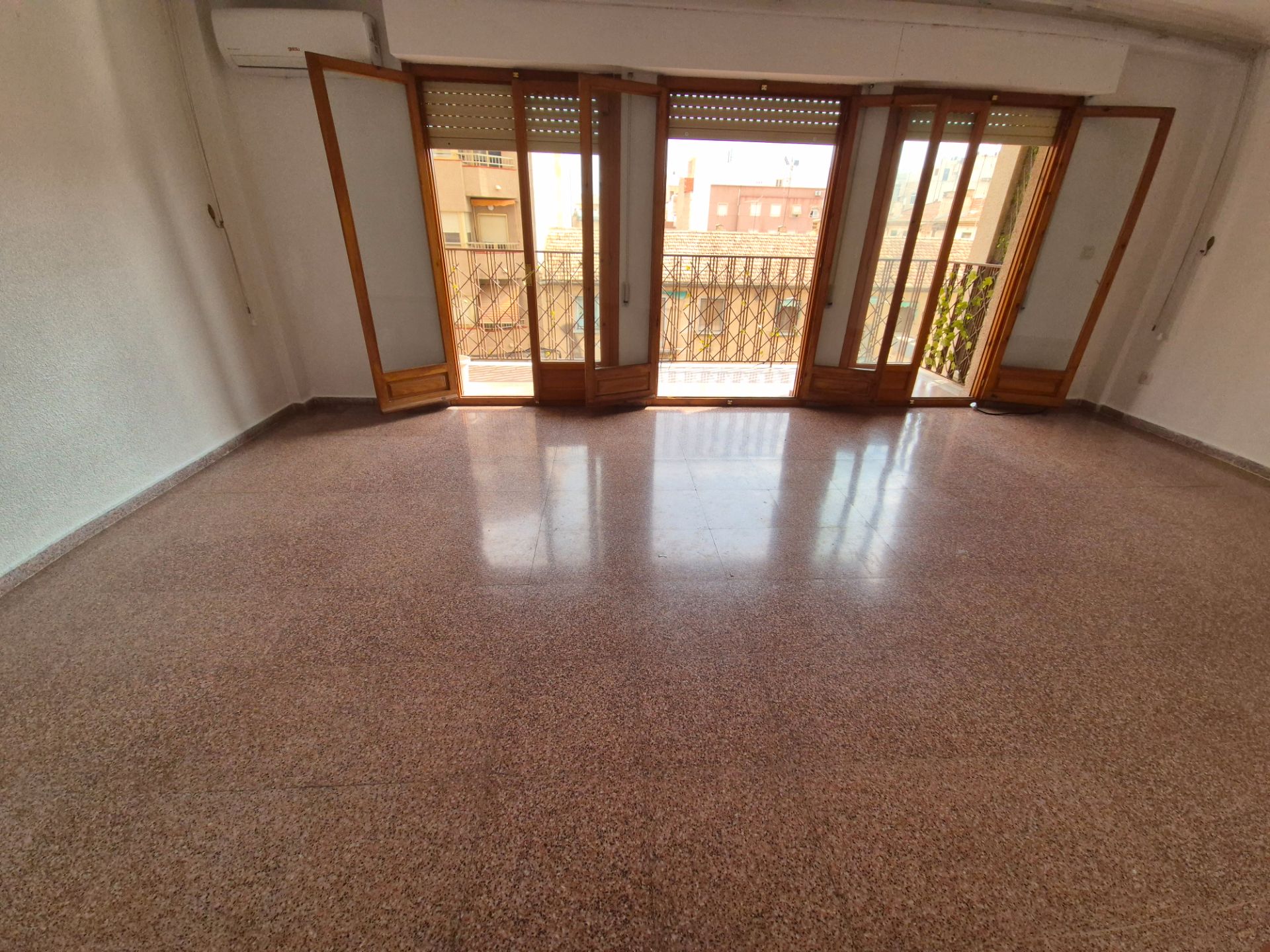 Vista exterior de Pis de lloguer en Elche / Elx amb Aire condicionat, Traster i Balcó