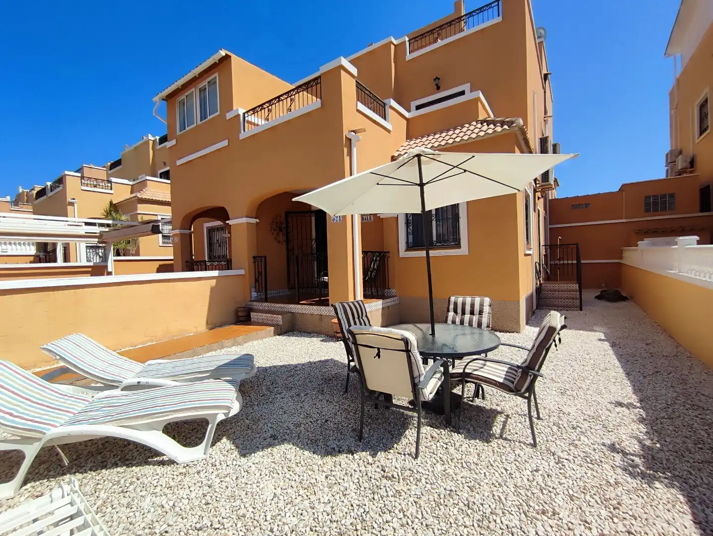 Terrasse von Einfamilien-Reihenhaus zum Verkauf in Orihuela mit Klimaanlage, Terrasse und Möbliert