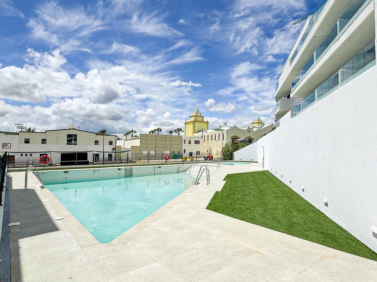 Piscina de Apartament en venda en Estepona amb Aire condicionat, Calefacció i Jardí privat