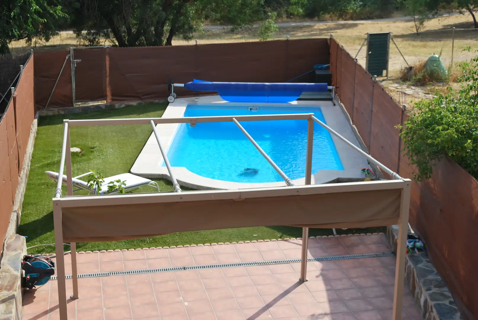 Schwimmbecken von Einfamilien-Reihenhaus zum Verkauf in Valdemorillo mit Privatgarten, Terrasse und Abstellraum