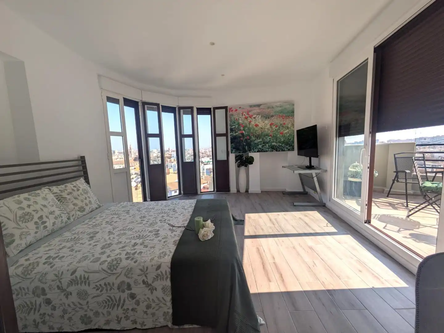 Schlafzimmer von Dachboden zur Miete in Valencia mit Klimaanlage, Heizung und Terrasse